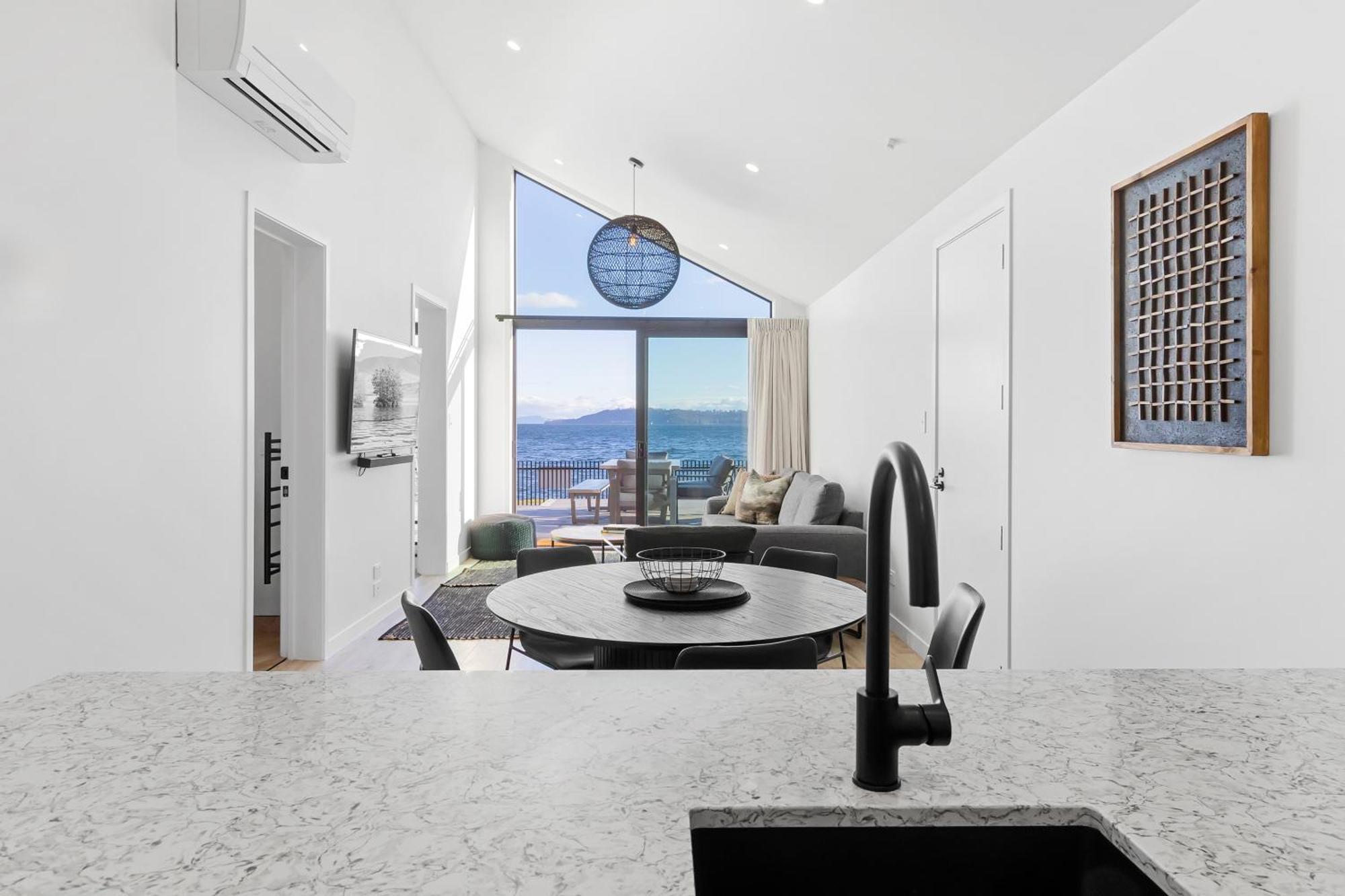 Absolute Lakefront House 타우포 호 외부 사진